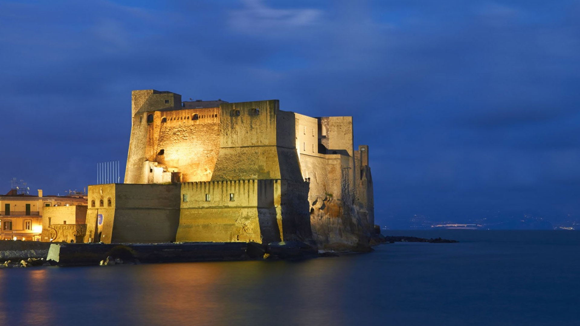 castello in riva al mare a Napoli