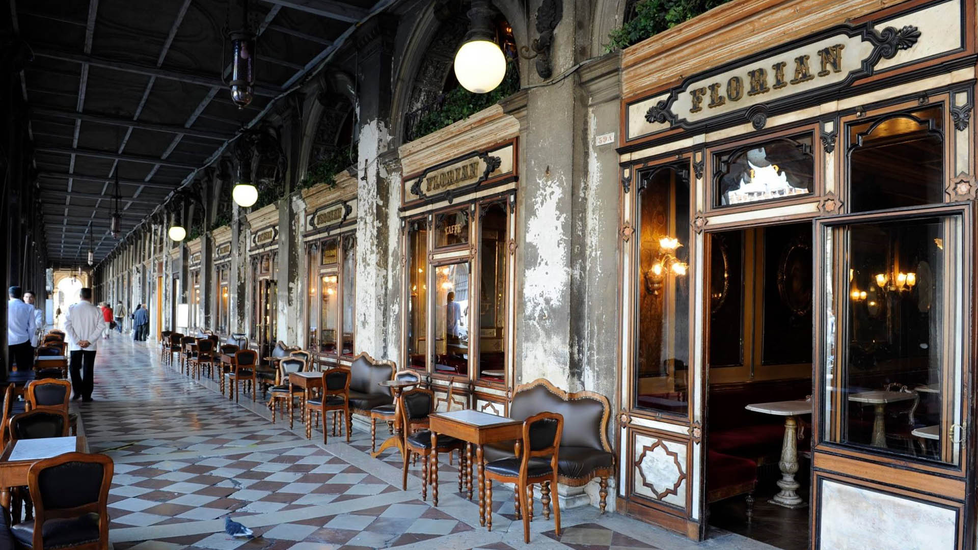 Storico Caffè Florian sotto i portici delle Procuratie Nuove in Piazza San Marco, Venezia. Il caffè più antico d'Italia, simbolo di eleganza e tradizione.