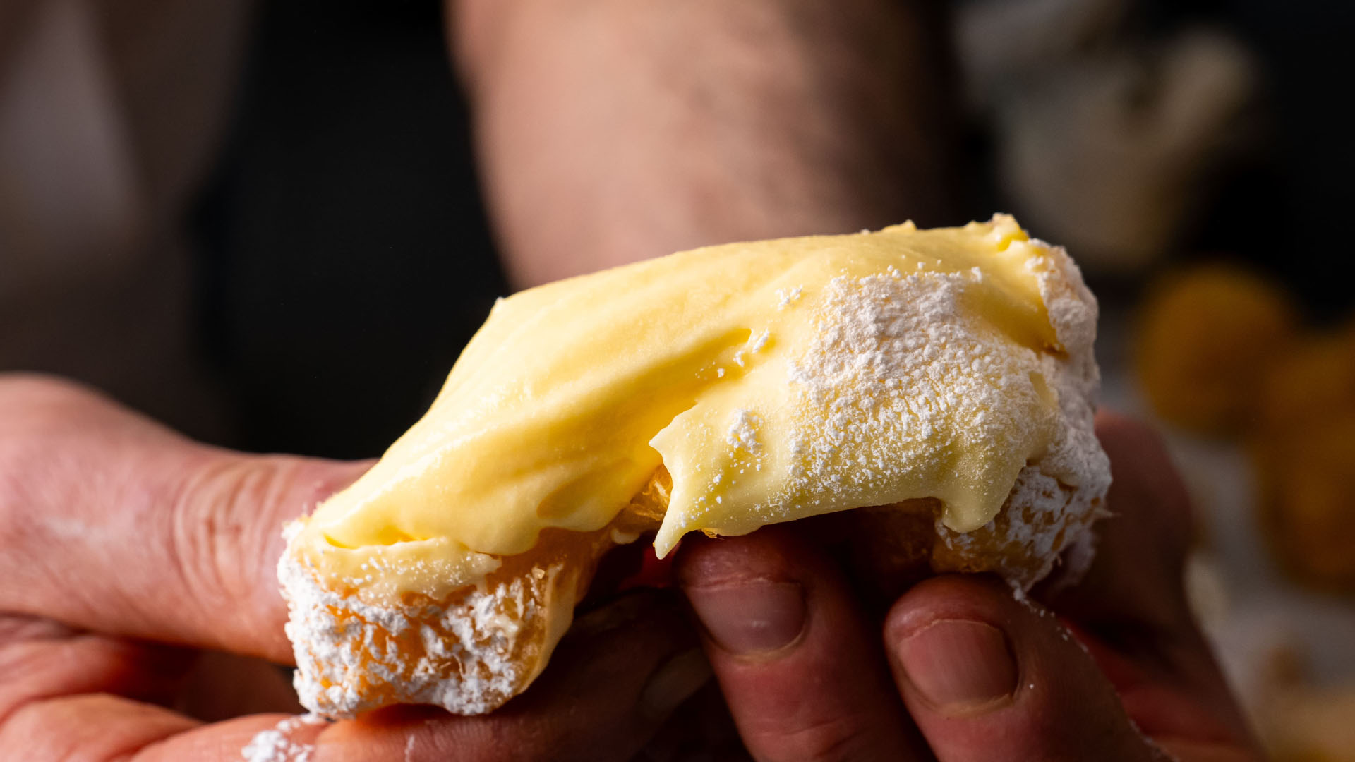 Gustosi Bignè di San Giuseppe ricoperti di zucchero a velo, con un cuore cremoso di chantilly, pronti per essere gustati in occasione della Festa del Papà